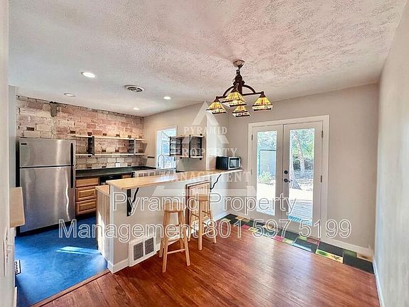 4th image of 1409 E Redondo Ave