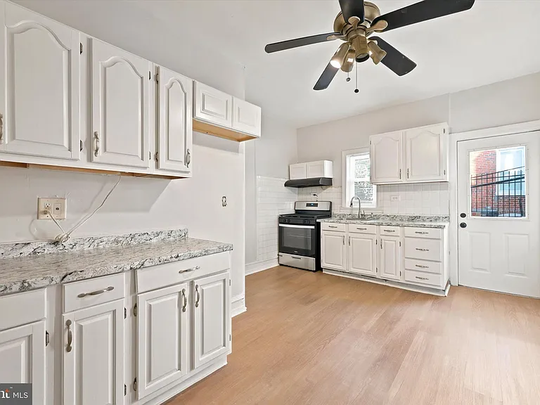 529 N Clayton St — Photo 6