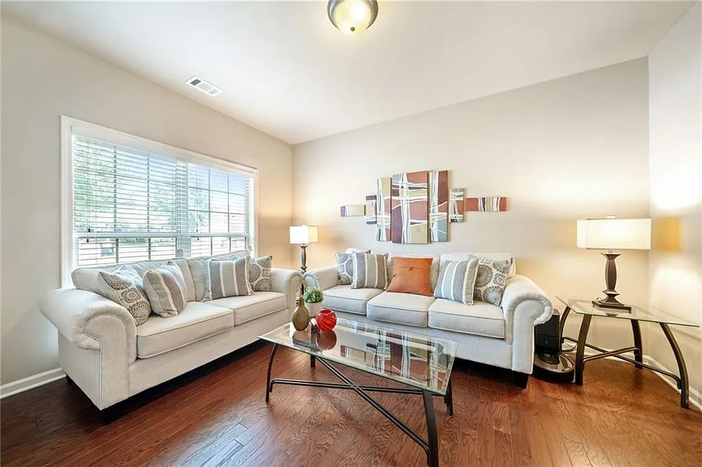 6 bed, 5.0 bath, 4010 sqft, $3,900 — Photo 3