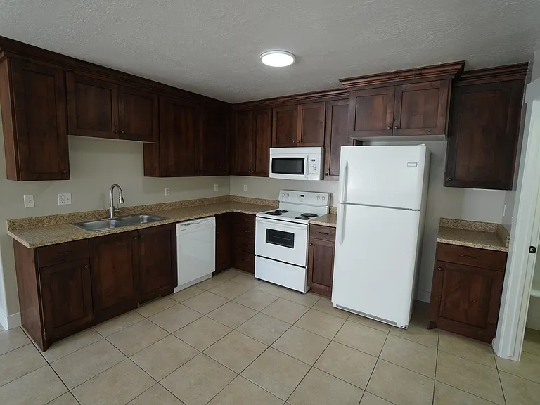 3 bed, 1.0 bath, 1092 sqft, $1,550 — Photo 4