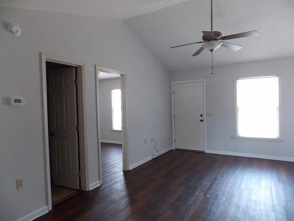 140 Lanier Dr — Photo 2