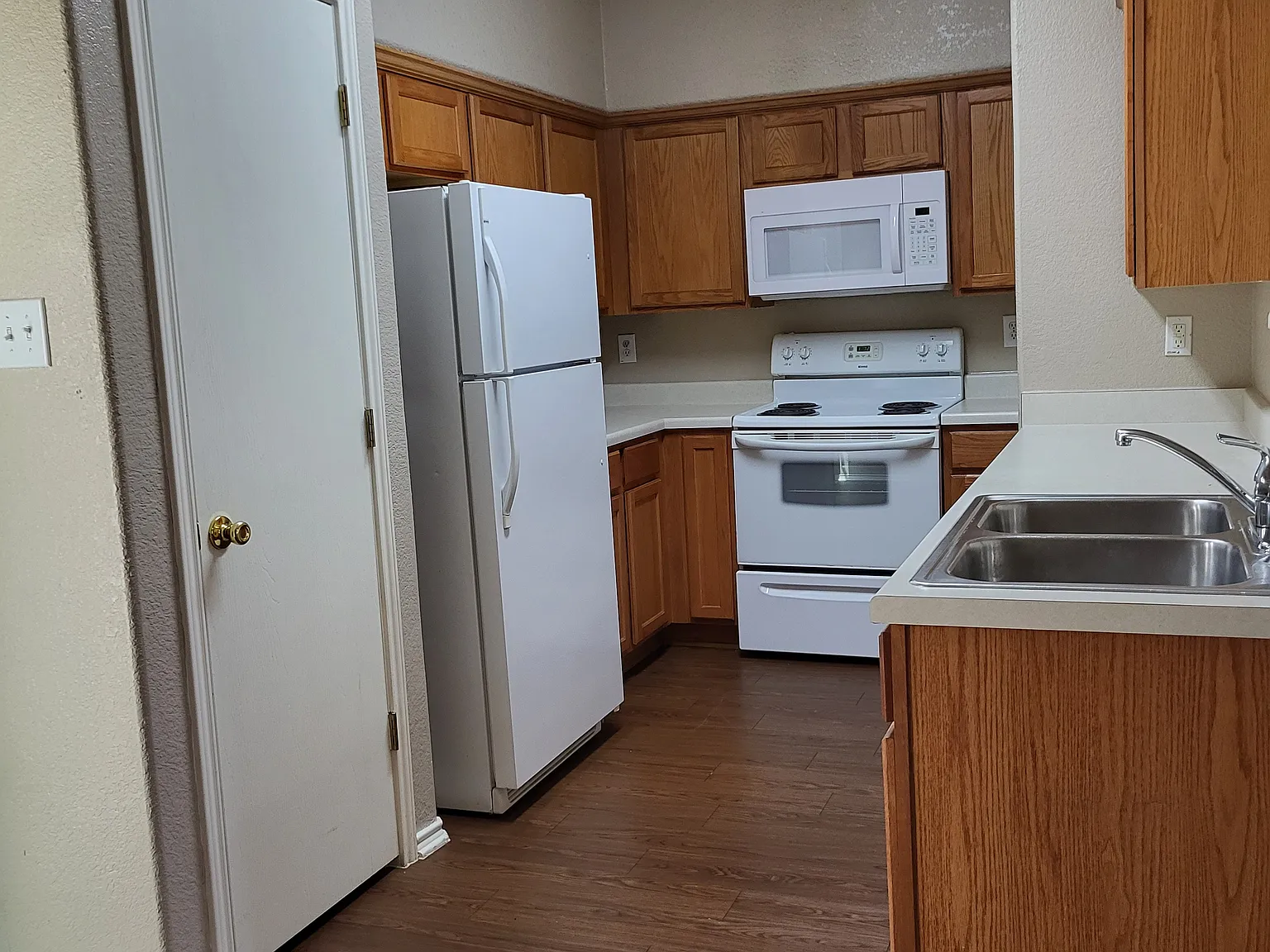 2 bed, 2.5 bath, 1052 sqft, $1,350 — Photo 4
