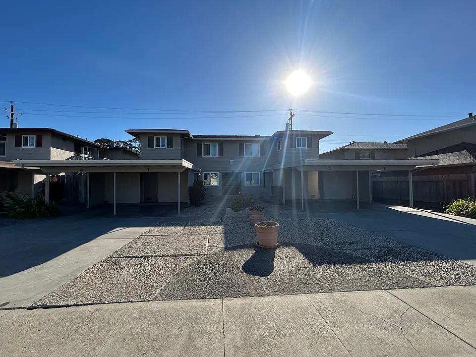 1046 Lupin Dr