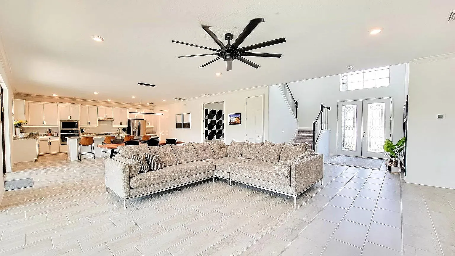 5 bed, 4.5 bath, 3945 sqft, $7,800 — Photo 3