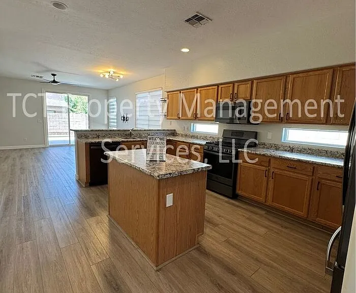 4216 E Oxford Ln — Photo 3