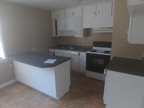 2nd image of 3400 Charleston Cir
