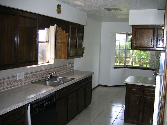 Kitchen and Breakfast Area
