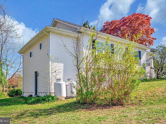 2nd image of 1588 Mountain View Rd