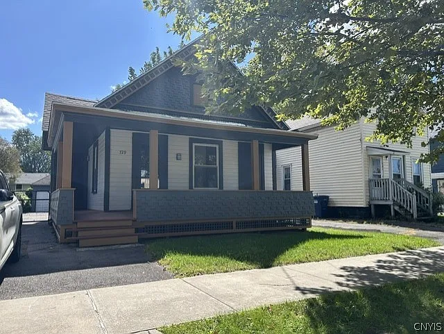 4 bed, 1.5 bath, 1938 sqft, $2,500 — Photo 2