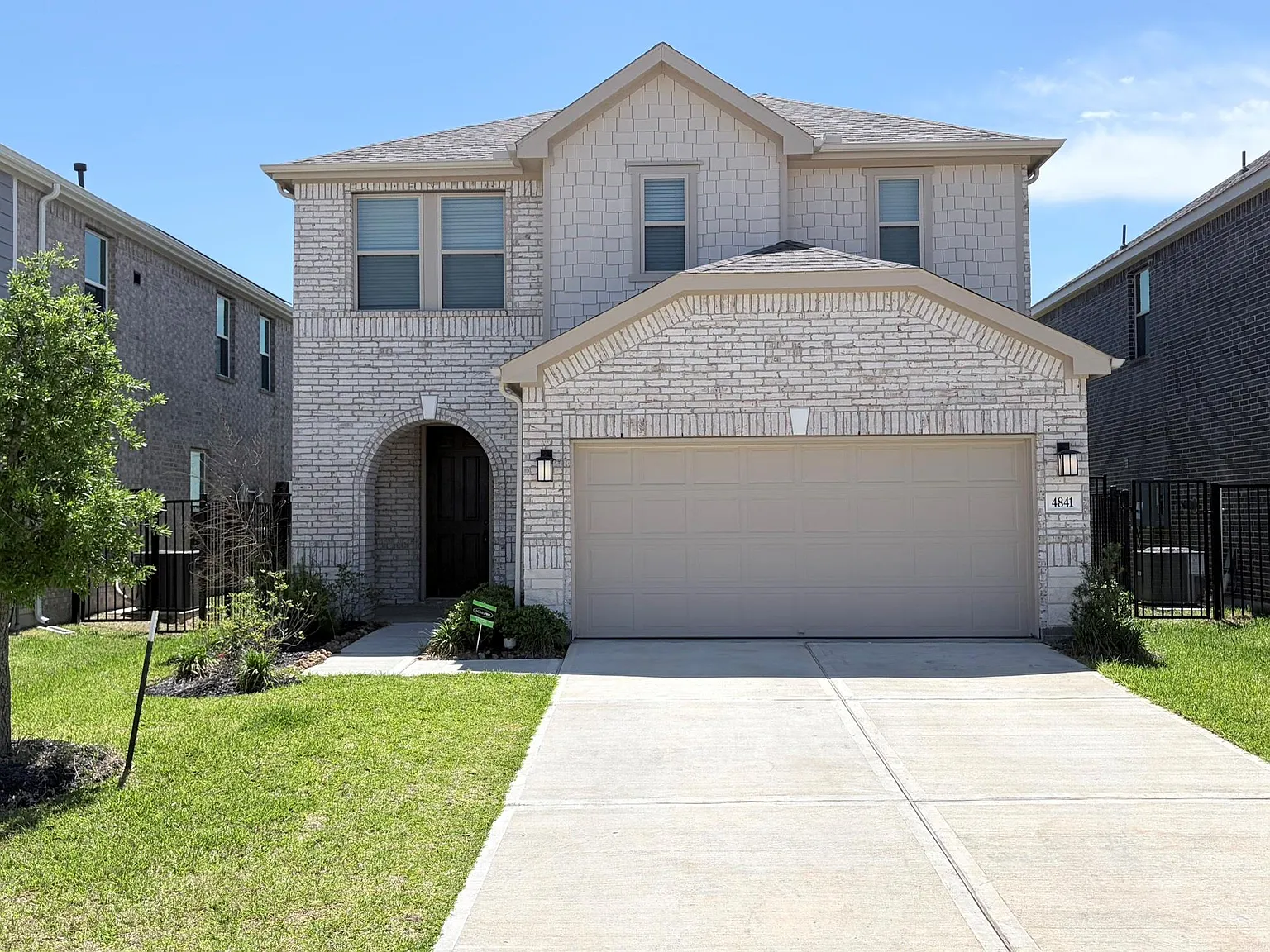 3 bed, 2.5 bath, 2082 sqft, $2,350 — Photo 2