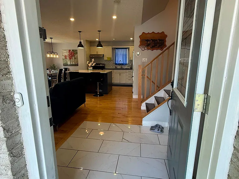 74 Alayne Cres — Photo 2