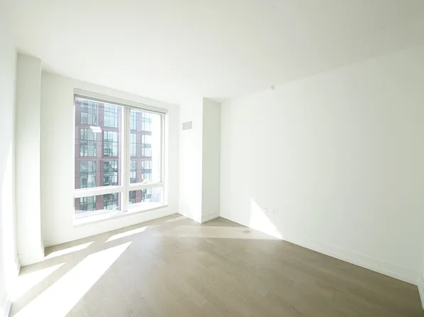 555 10th Avenue image 5 of 19