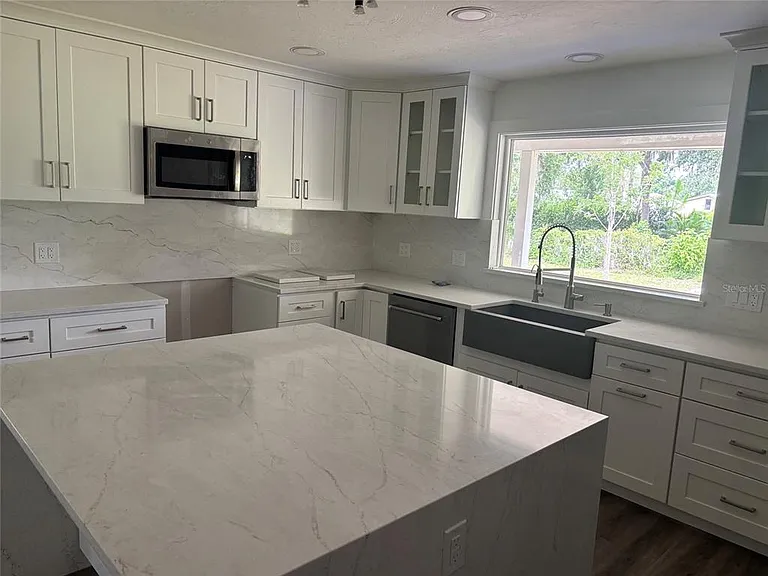 7910 Kennedy Ln — Photo 4