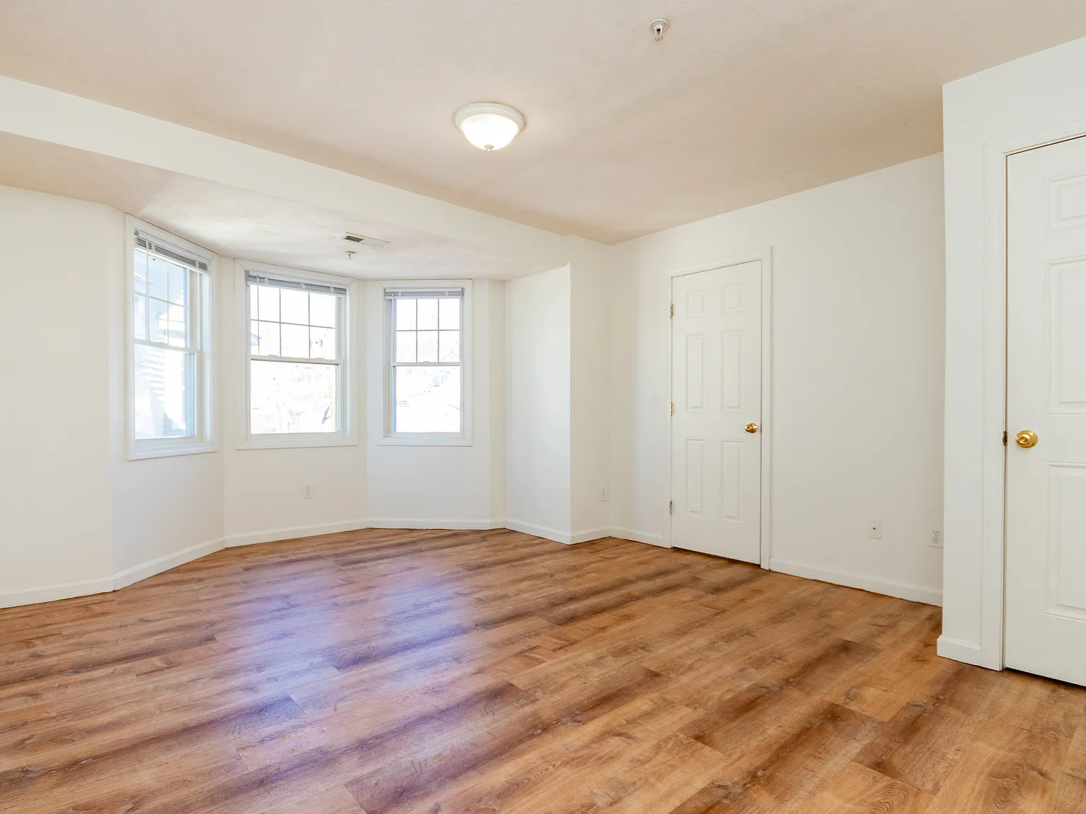 4 bed, 2.5 bath, 1700 sqft, $4,100 — Photo 3