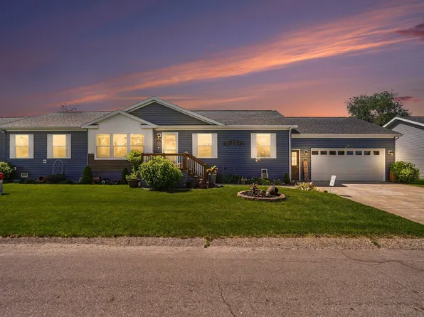 3676 Hollyfield Dr, Cedar Springs, MI 49319