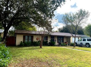 1206 E Huntington St, Beeville, TX 78102