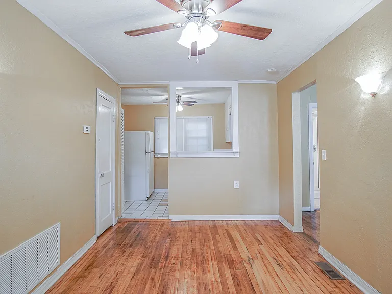 458 College Ave — Photo 3
