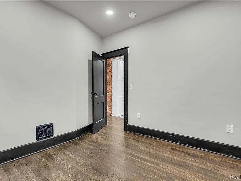5240 Commonwealth St — Photo 20