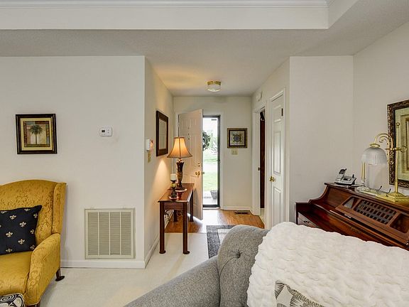 3rd image of 1820 Bourne Cir