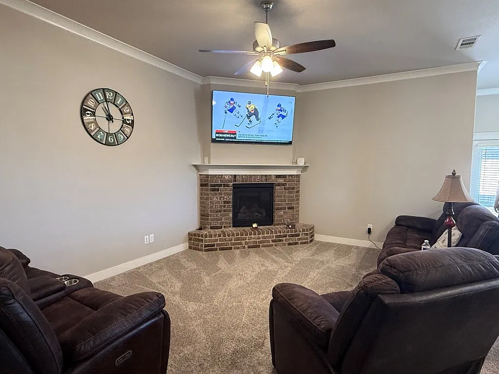 3 bed, 2.0 bath, 1316 sqft, $2,700 — Photo 2