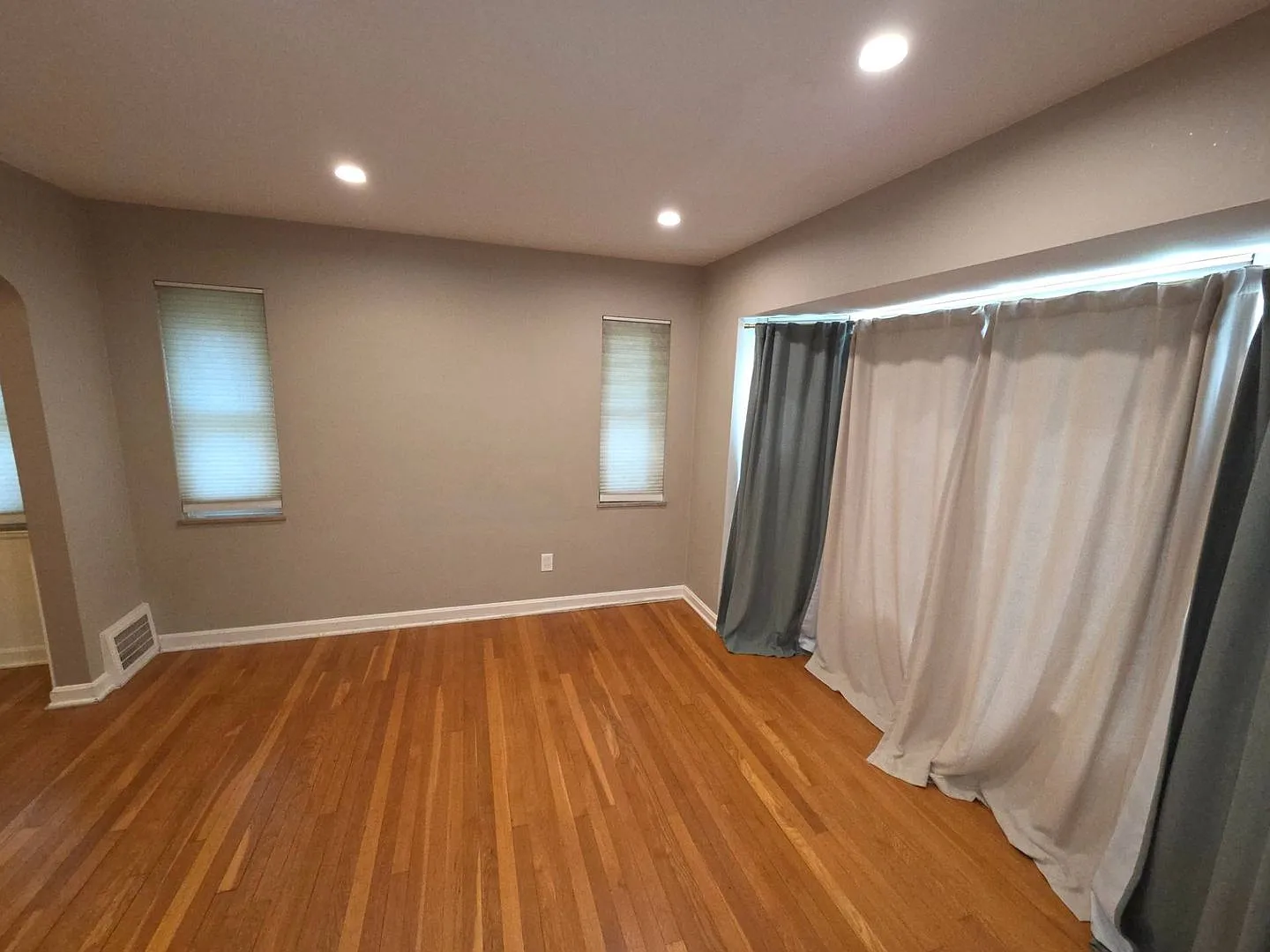 Charming 3-Bedroom Property in Prime Location — Photo 3