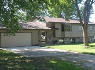 437 Iowa St, Hills, IA 52235