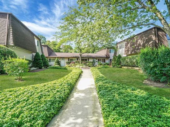 141 Feller Drive #218, Central Islip, NY 11722