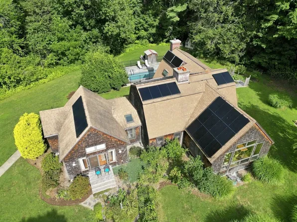 6 Brittany Ln, Easthampton, MA 01027
