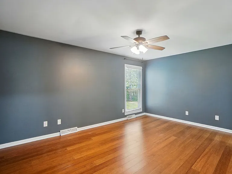 2413 Hoffman St — Photo 17