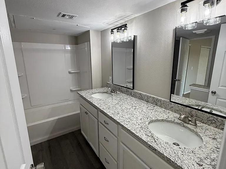 Silver Sands Apartments — Photo 9