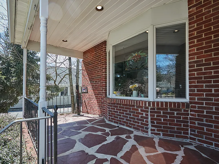 34 Berrien Ave — Photo 5