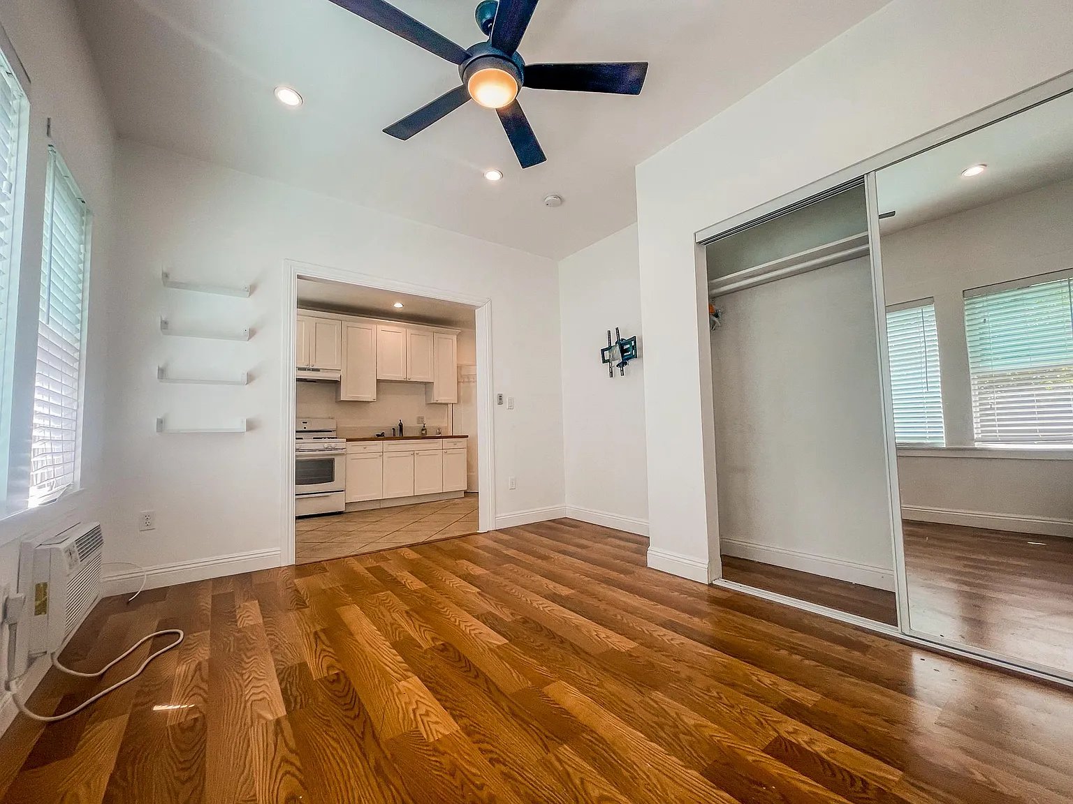 Studio, 400 sqft, $1,875 — Photo 2