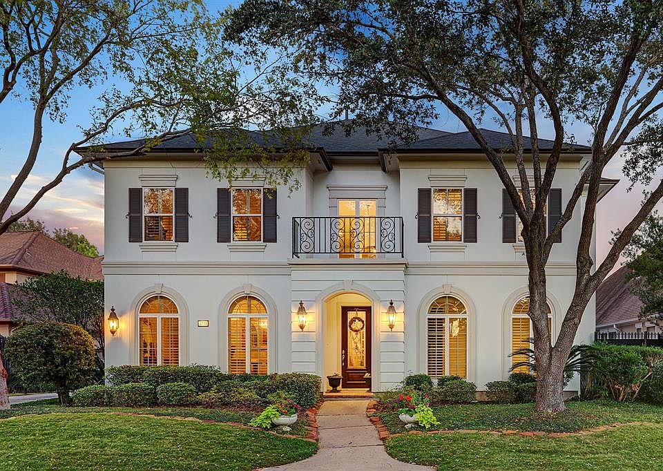 Welcome to 3211 Loblolly Pines Way located in the heart of Royal Oaks Country Club!