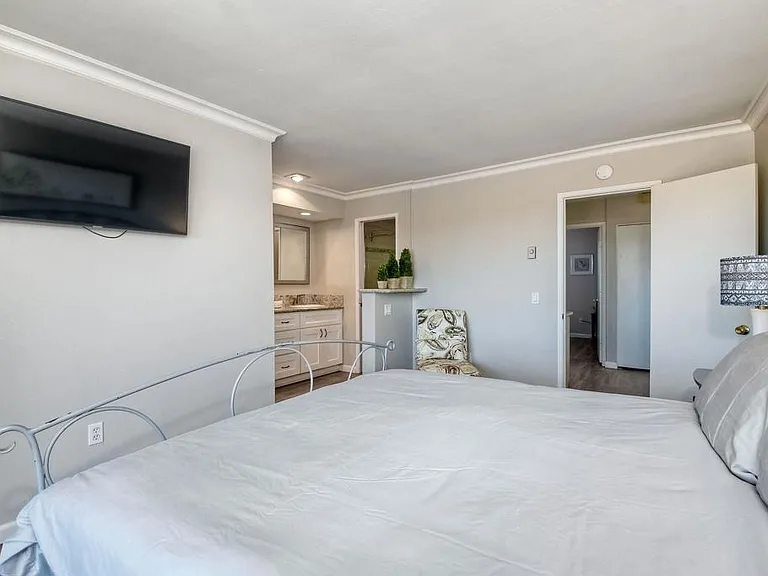 6677 Paseo Del Norte #B — Photo 9