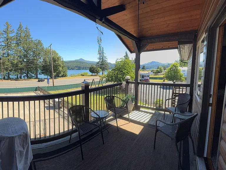 Large Deck Viewing The Lake