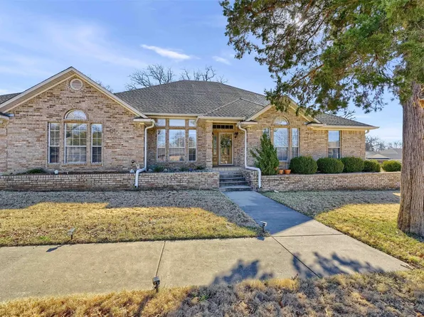 700 Kiowa Dr W, Lake Kiowa, TX 76240