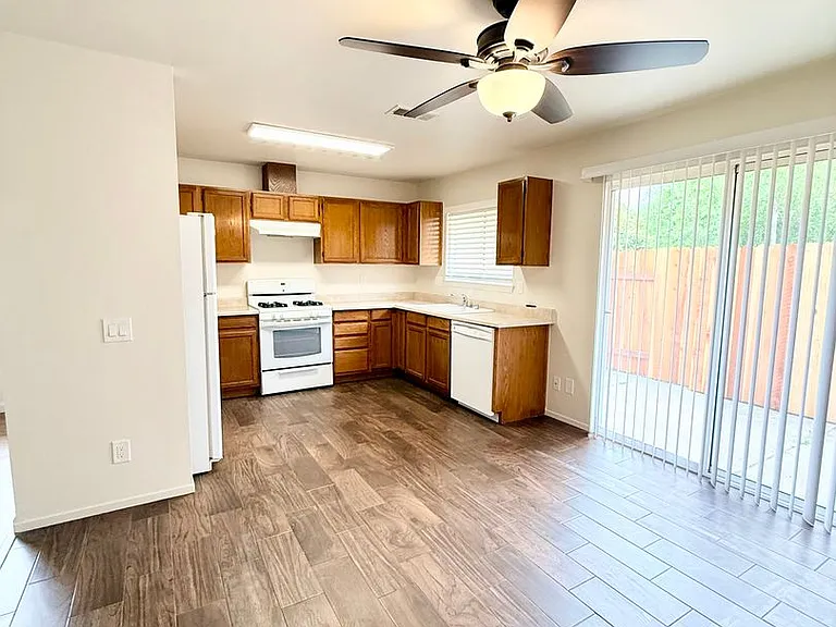 305 S G St #A — Photo 4