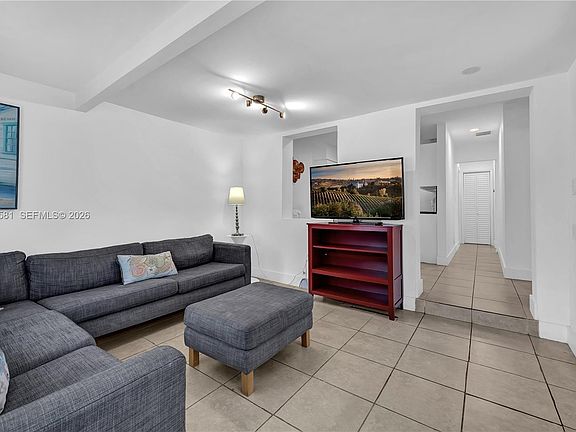 4th image of 326 SW 14th St #2