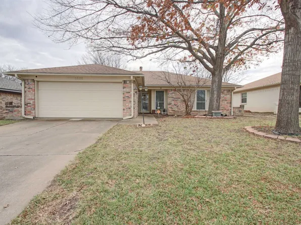 1325 N Creek Dr, Saginaw, TX 76179