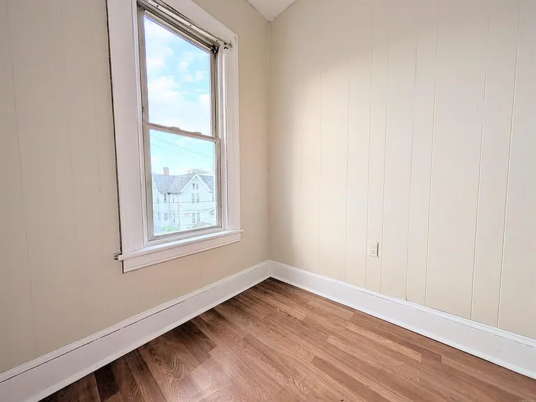 107 Catherine St — Photo 15
