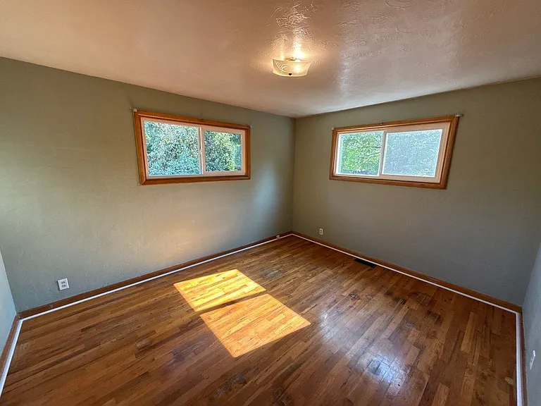 1043 Garlock St S — Photo 21