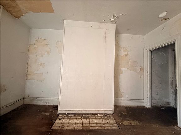 3rd image of 5001 Broad St