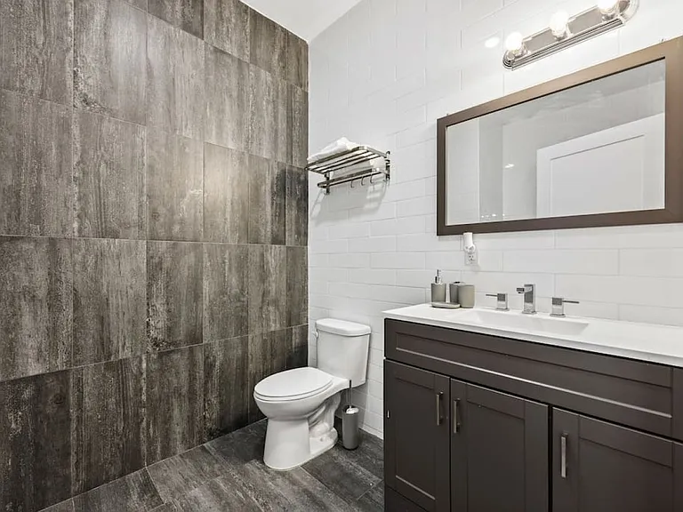 300 Hoyt Realty Inc — Photo 27