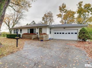 1316 Ridgecrest Dr, Clinton, IA 52732