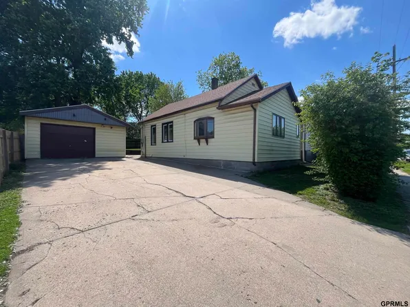 1015 Center St, Omaha, NE 68108