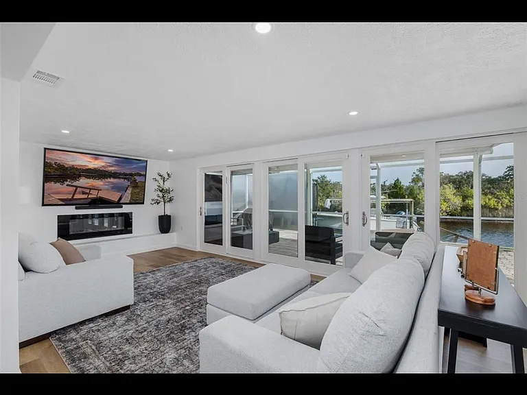 1166 Chancellor Dr — Photo 8