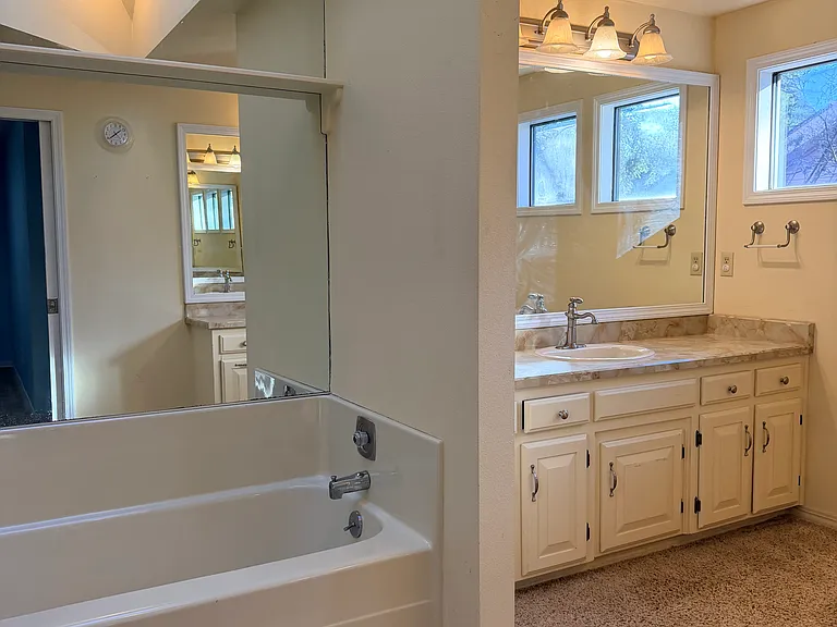 4515 Croisan Scenic Way S — Photo 10