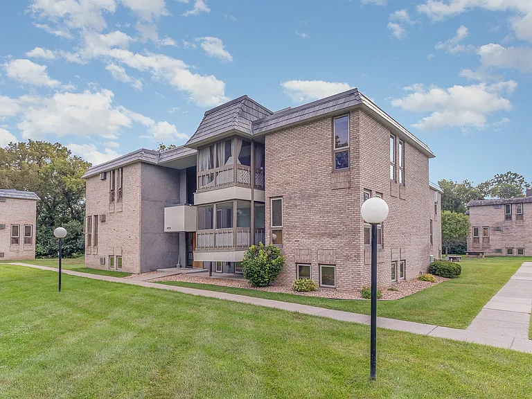 Golden Valley, MN Valley View Apartments | Exterior