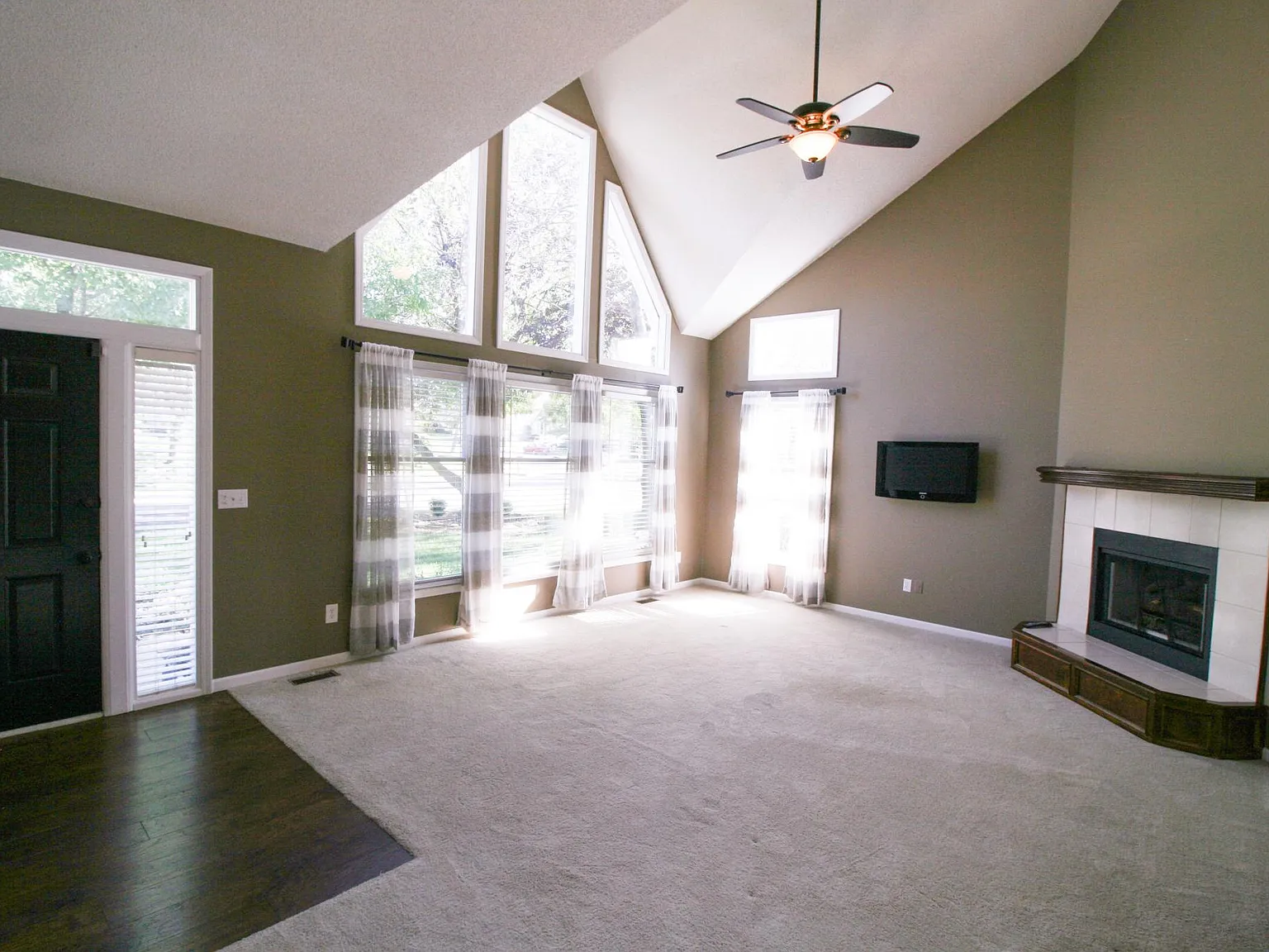 3 bed, 2.5 bath, 1946 sqft, $2,500 — Photo 2