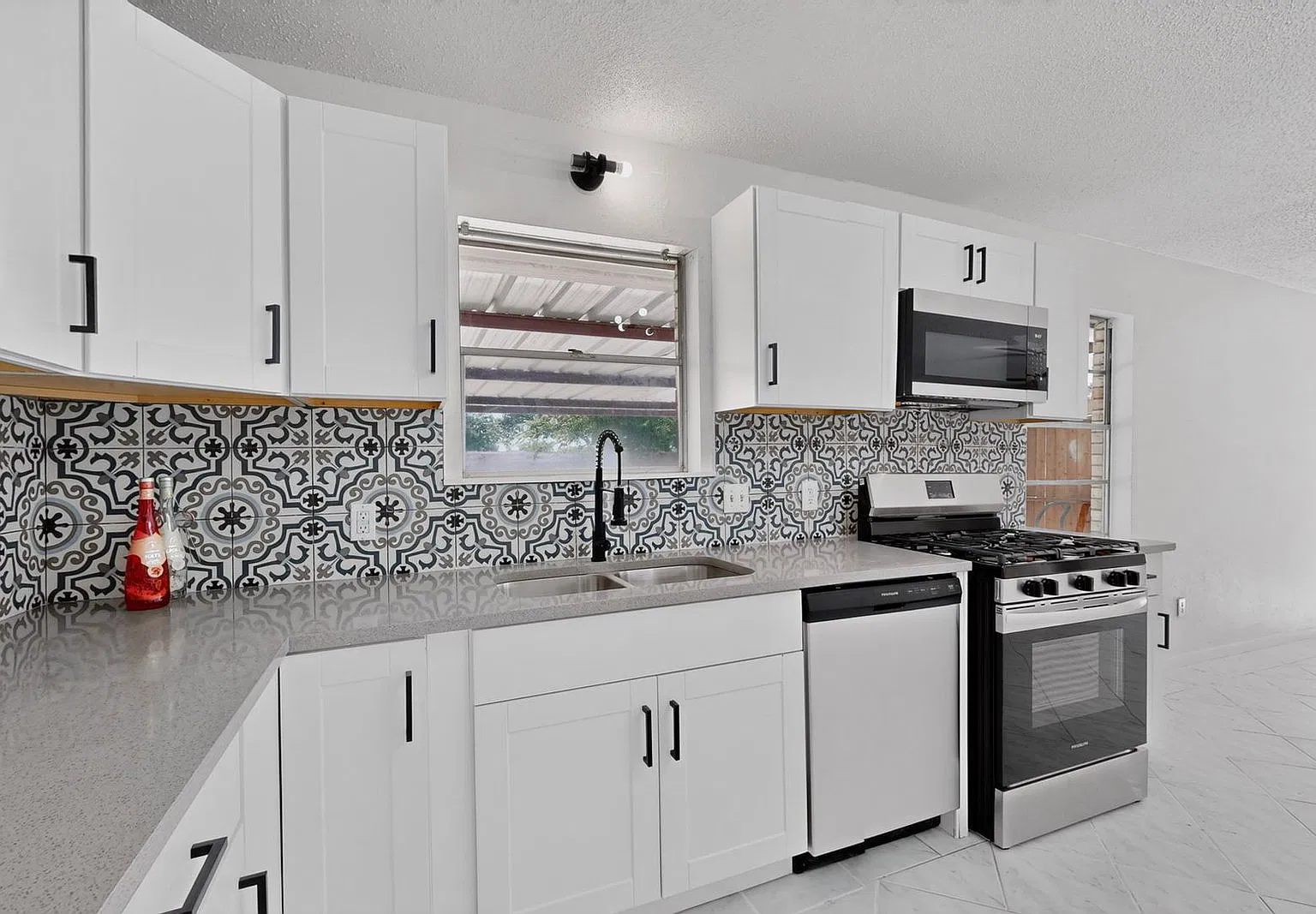 4 bed, 2.0 bath, 2128 sqft, $2,700 — Photo 4